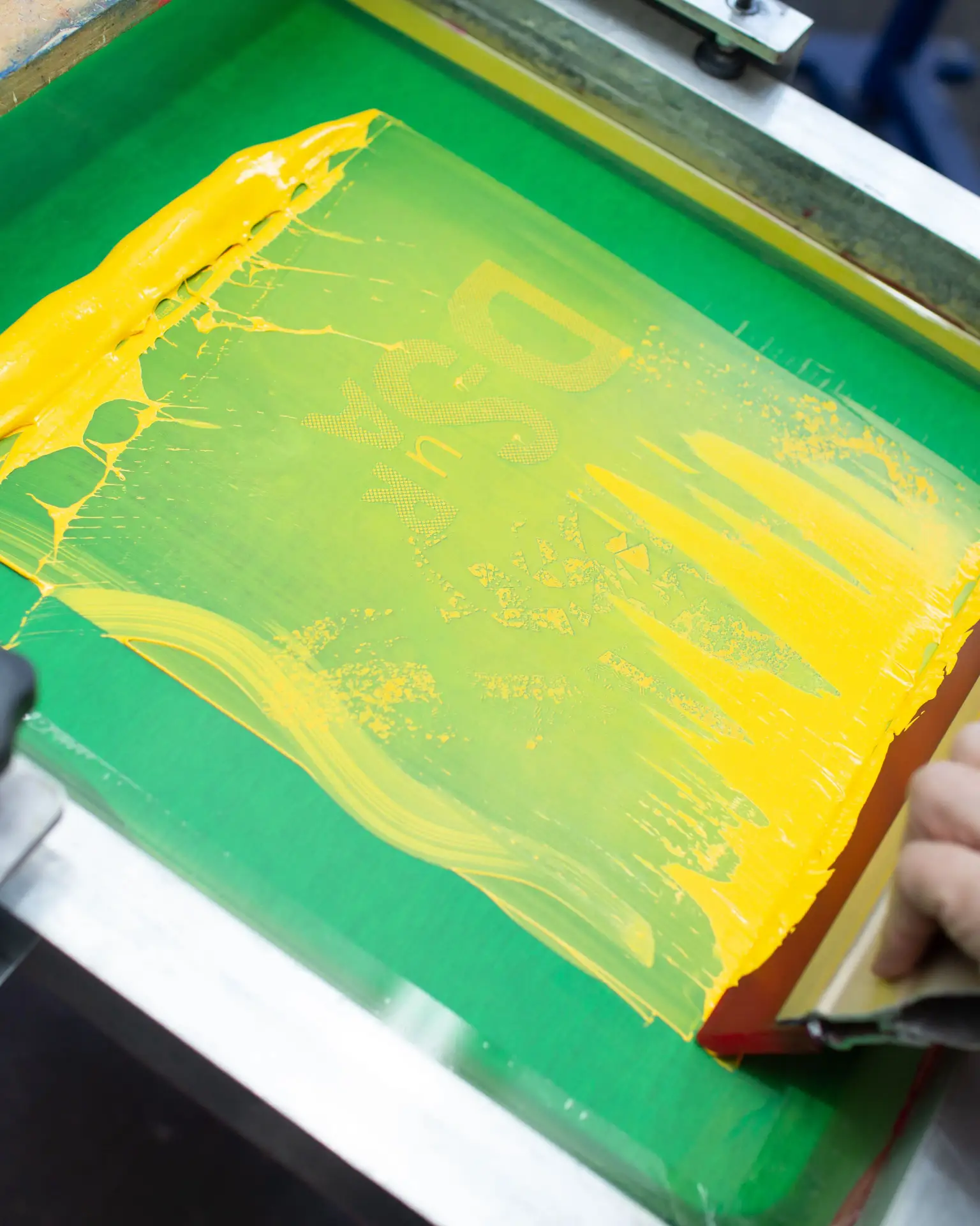 Screen printing on organic cotton with water-based inks Sustainable screen printing on organic cotton – eco-friendly textile printing for T-shirts and hoodies with water-based inks.