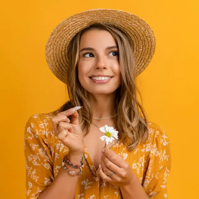 Frau im gelben T-Shirt mit kreativen Prints am Strand – trendiges Damen T-Shirt für den Sommer
