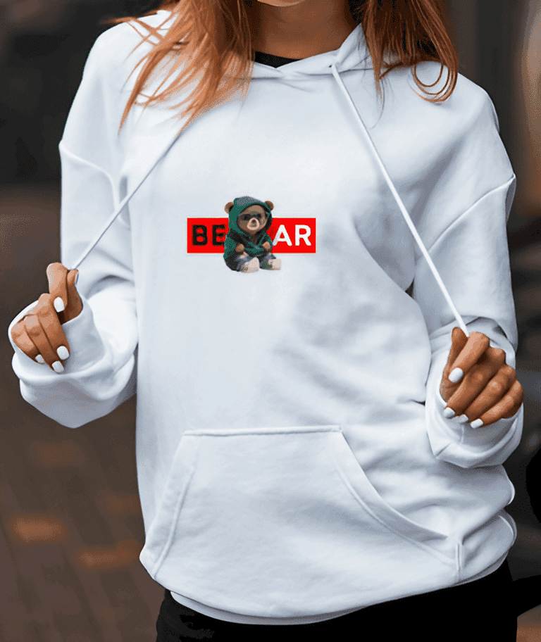 Frau trägt weißen Hoodie mit kreativem Bärendesign – perfekt zum selbst gestalten und als personalisiertes Unikat.